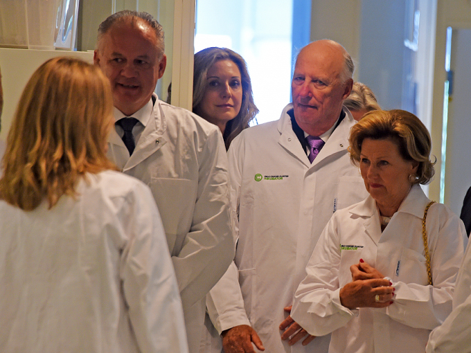 On a guided tour of the Norwegian Radium Hospital. Photo: Sven Gj. Gjeruldsen, The Royal Court